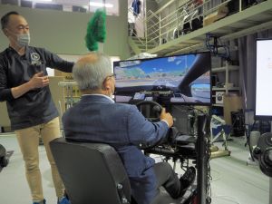 ドライブシミュレーターを体験しているようす