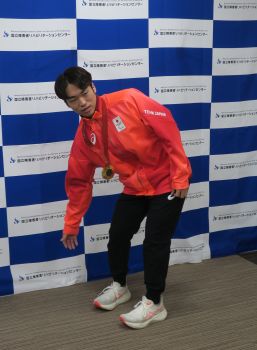 持ち上げる動作をする鳥居選手の写真
