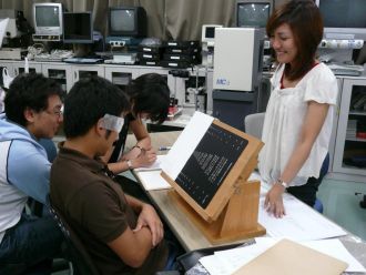 画像です。学生たちが読み速度を測定している様子です