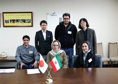 研修初日の総長とパシャイ氏（左側）とイランの理学療法士との記念撮影写真（平成28年11月8日撮影）