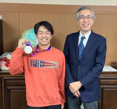 鳥居はるきさんと芳賀総長の写真です。