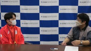 鳥居選手とインタビュアーの写真