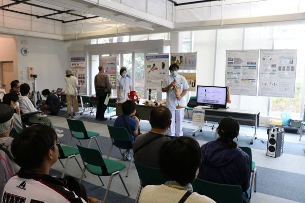 公開講座の場面です。義足の実物を見せながら、説明をしています。