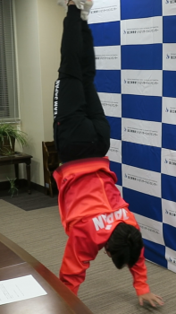 倒立する鳥居選手の写真