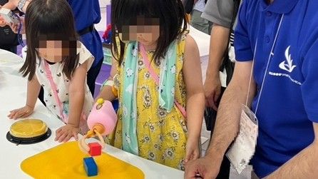 義手体験をする一般来場者