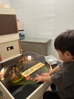 子どもの聴力検査の写真