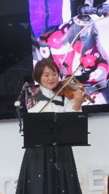 ヴァイオリン演奏している伊藤真波さん