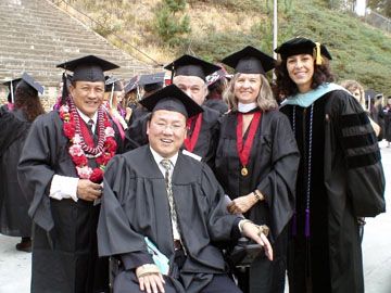 Dr.張　栩（中央）米国の大学院にて撮影した写真