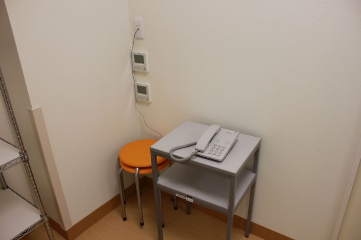 肢体機能訓練棟 利用者居室の共有内線電話の写真