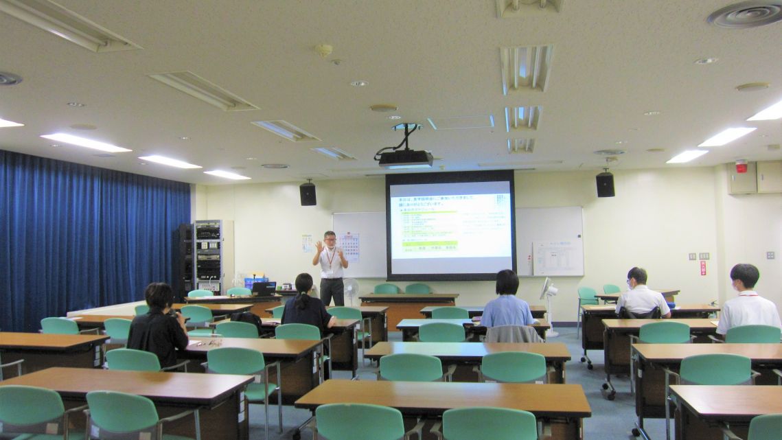 見学説明会でモニターを使って説明する写真