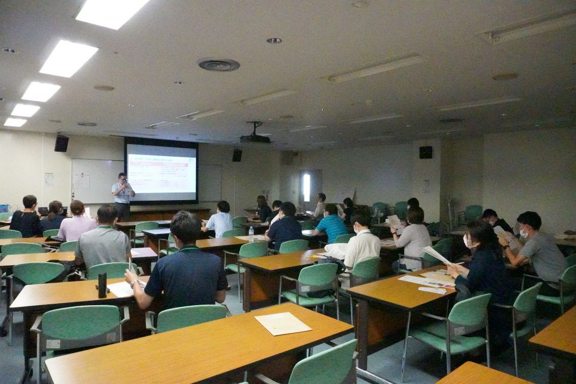 見学中の様子(視聴覚室)