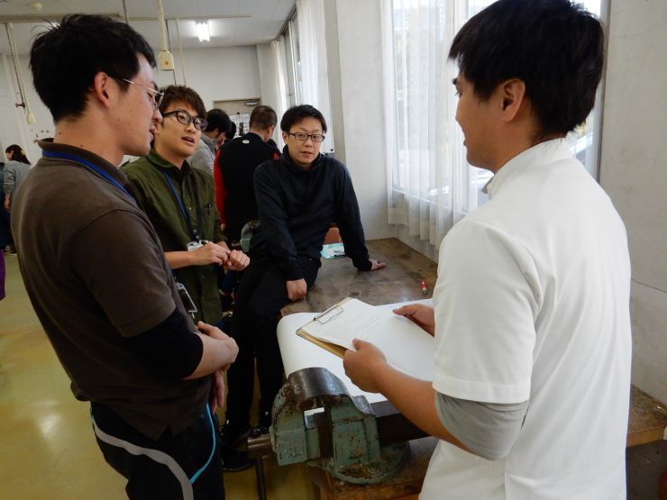 意見交換する学生達