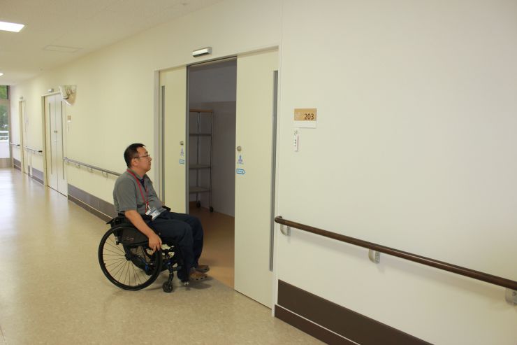 肢体機能訓練棟の廊下から見た居室自動ドアの写真