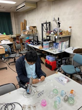 仕上げをする学生