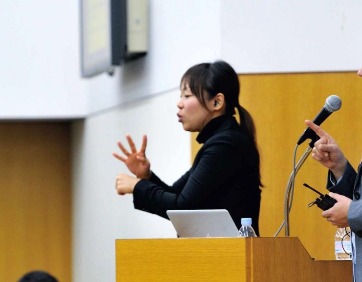 講演会で手話通訳をする荒井さん 講演会で手話通訳をする荒井さん