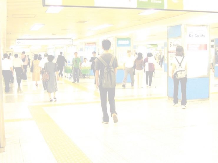透光体混濁 画像です。透光体混濁の見え方を示しており、駅の地下道の風景が全体的にかすんでいます