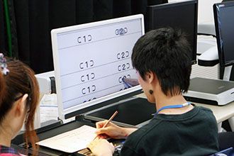 ロービジョン訓練の様子。 ロービジョン訓練の写真です。