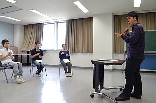 ネイティブのろう者から手話で手話を学ぶ