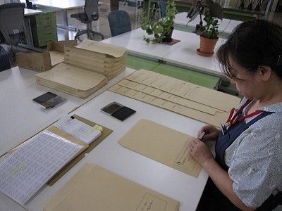 職場体験訓練、封筒作り