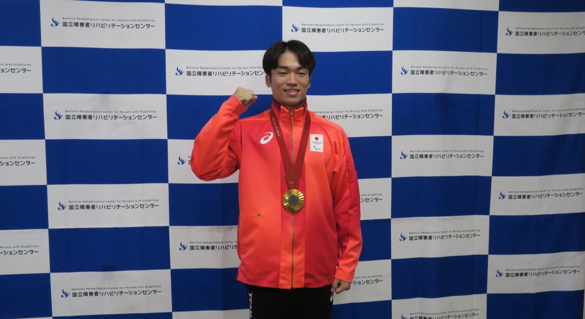 ガッツポーズの鳥居選手の写真