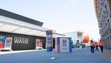 出展会場WASSE(左)と大屋根リング(右)