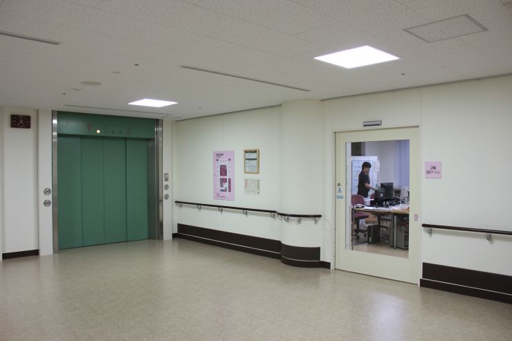 機能訓練棟 支援ステーションをエレベーターホールから見た写真