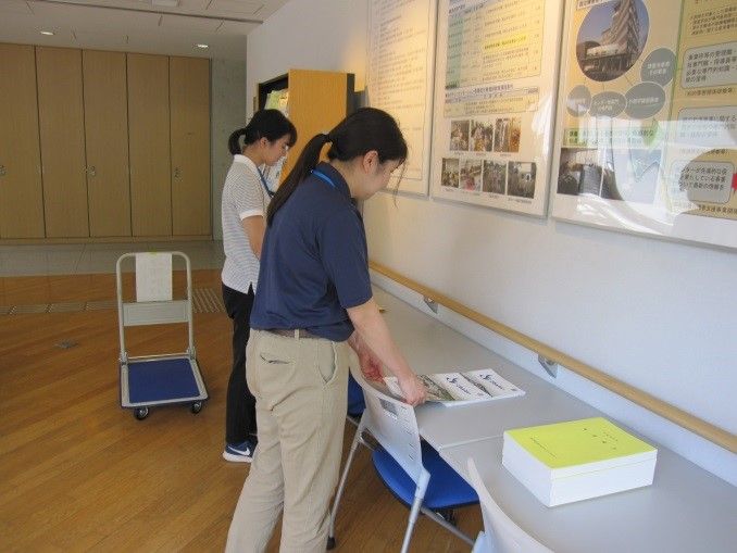研修会資料の封入作業 研修会資料の封入作業の写真