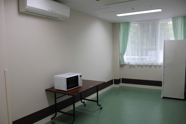 機能訓練棟 利用者共有スペースに電子レンジが置いてある写真