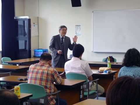 写真：発達障害の特徴を話される奈良氏
