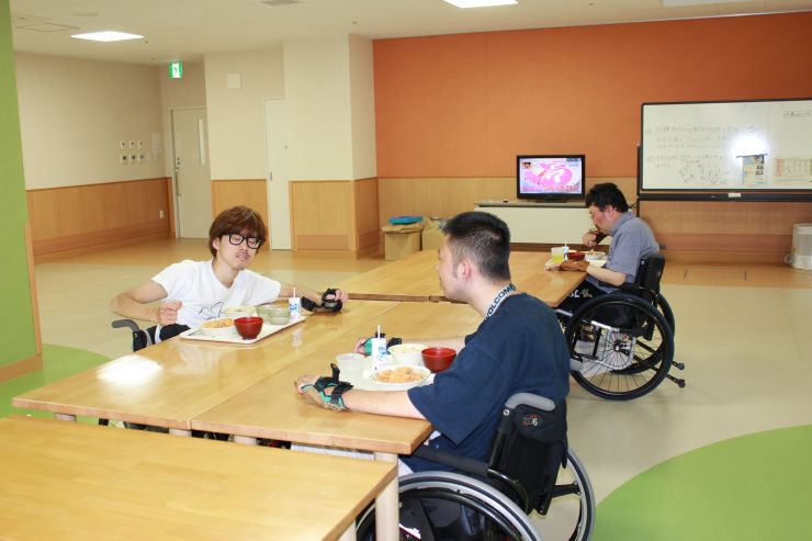 機能訓練棟 食堂の車いす利用者の食事風景の写真