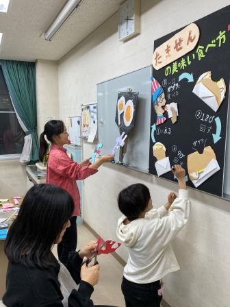 看板を作る学生