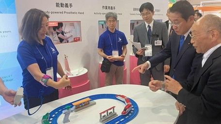 岸田元総理大臣に説明をする当センター職員