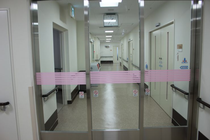 肢体機能訓練棟の女子フロア自動ドアの写真