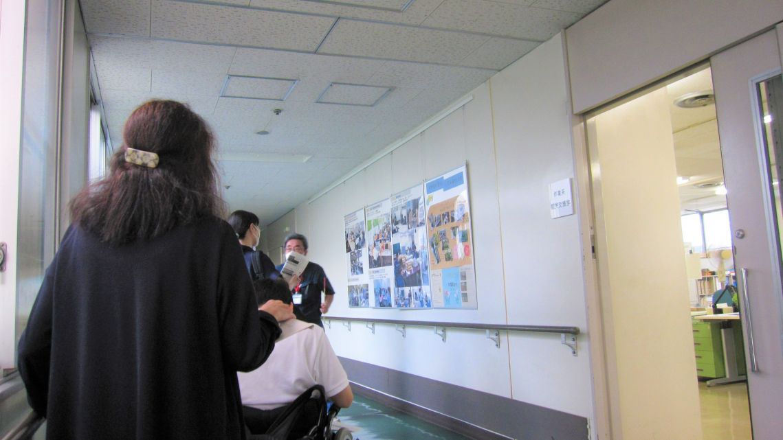 見学会で廊下を移動する写真