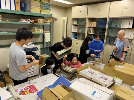 機械を修理する学生