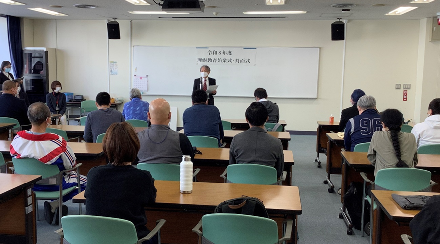 写真　東理療教育・就労支援部長が始業式で挨拶している様子