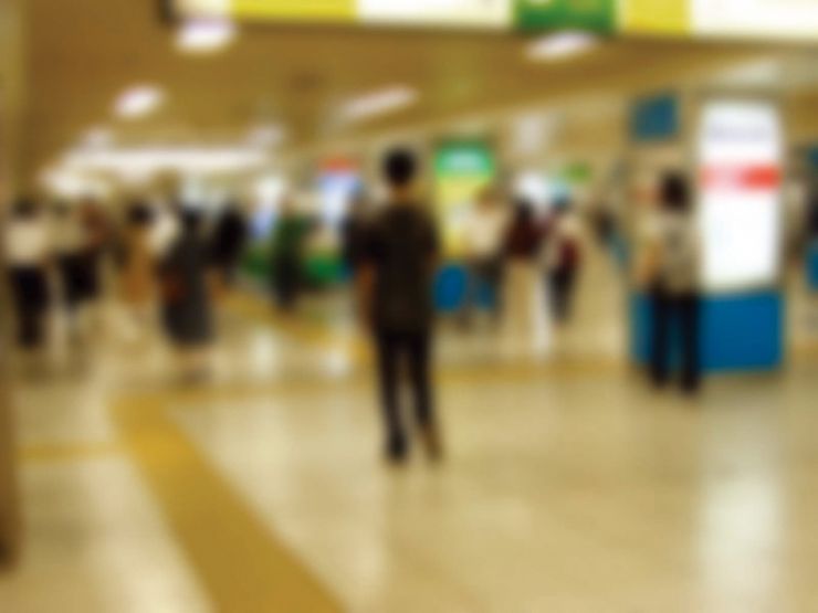 視力低下 画像です。視力低下の見え方を示しており、駅の地下道の風景が全体的にぼやけています