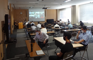 「特別講演」中野先生の講演の様子
