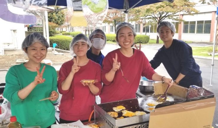店の中でピースする学生達