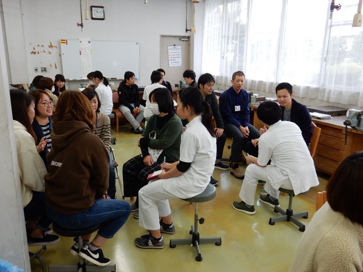 グループ毎に意見交換する様子