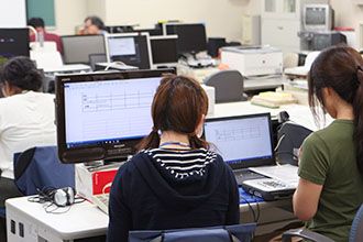 パソコン訓練の様子。 パソコン訓練の写真です。