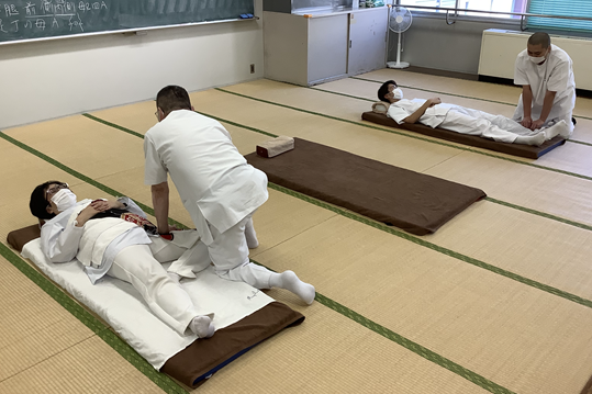 あん摩実技の授業の様子