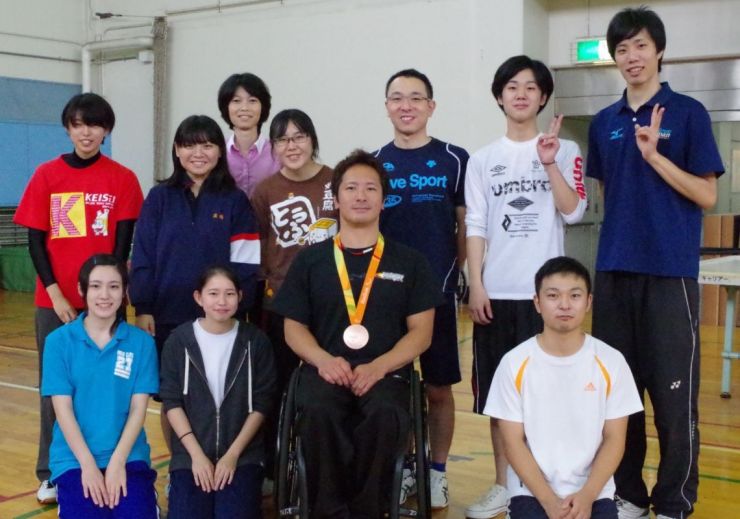 リオパラリンピックのメダリスト（ウィルチェアラグビーの 島川慎一 選手）と学生とで記念撮影
