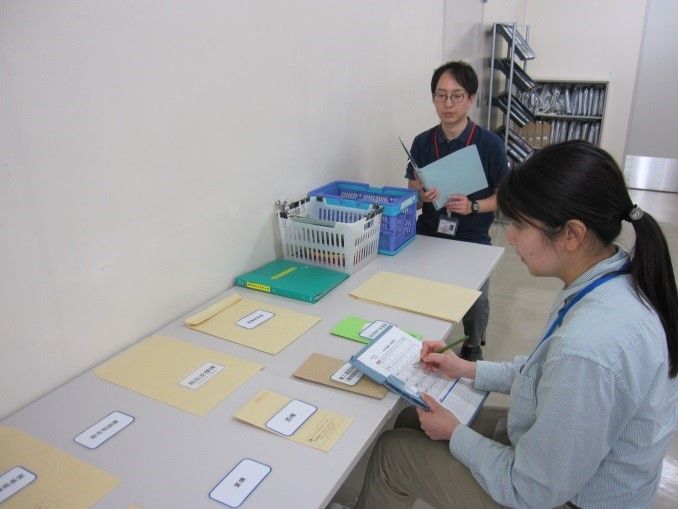 郵便物の集配作業 郵便物の集配作業の写真
