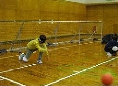 写真6:ゴールボールをしている写真