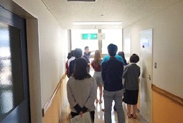 写真1:廊下を移動している写真