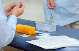 写真2:はり実習体験で刺鍼練習をしている写真