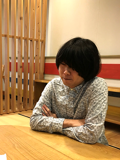 画像:インタビューを受ける山内さん