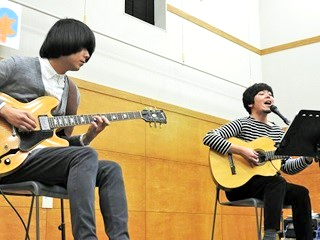 画像:障害者週間記念行事の「成山内」のステージ