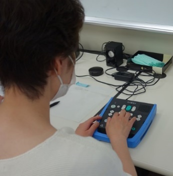 音声で図書を楽しむ姿